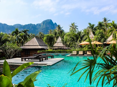 숙박 및 예약 서비스